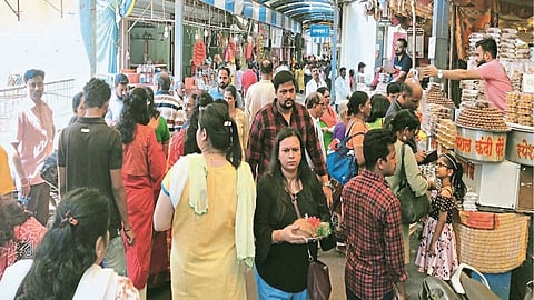 पाली : सलग आलेल्या सुट्ट्यांमुळे बल्लाळेश्‍वराच्या दर्शनासाठी भाविकांची मोठी गर्दी झाली. 