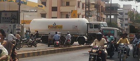 अरर्र.. रस्त्यावरच अडकला गॅसचा टॅंकर! 