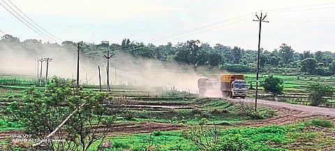 सिरोंचा : महामार्गावरून धूळ उडवत जाणारी वाहने. 