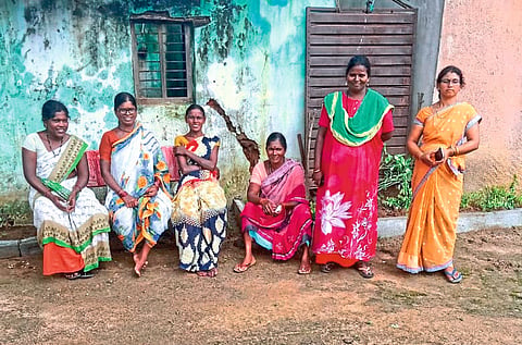 चामोर्शी : जप्त केलेल्या दारूसाठ्यासह गावातील महिला. 