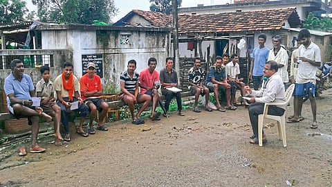 गडचिरोली : बैठकीला उपस्थित असलेले ग्रामस्थ. 