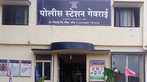 बीड जिल्ह्यात उघड्यावर शौचालयास जाणाऱ्या तेरा जणांना तंबी! 