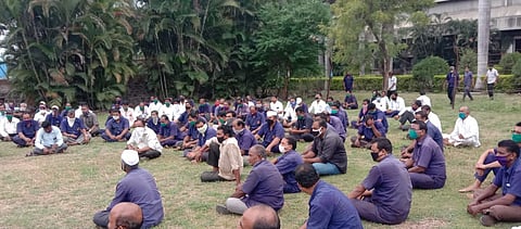 शिरूरच्या आमदारांच्या कारखान्यासमोरच कामगारांचा ठिय्या, कारण...