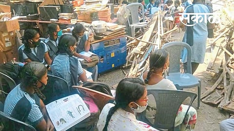गर्ल्स हायस्कूल भरतेय रस्त्यावर; नागरिकांतून संताप 