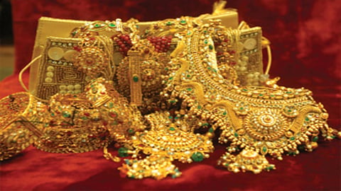 giving a fake necklace of gold The couple Cheating