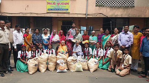 हडपसरः सिध्दी वृध्दाश्रमास गेनबा सोपानराव मोझे प्रशालेच्या विदयार्थ्यांनी दिवाळी निमित्त अन्न-धान्य व अन्य साहित्य दिले. याप्रसंगी विदयार्थी, वृध्द महिला आणि शिक्षक.