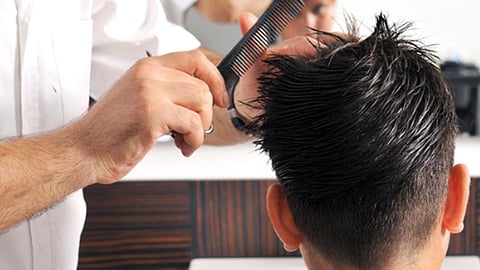 केस कापण्यासाठी ‘आधार’ची गरज सरकारचे निर्देश 