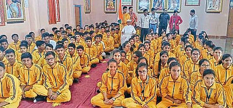  Students support Hazare's movement