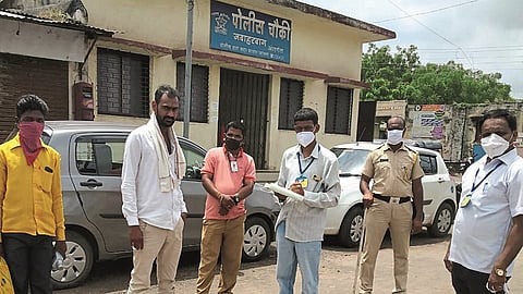 जालना : कारवाई करताना नगरपालिकेचे कर्मचारी व पोलिस.