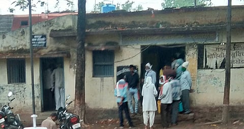 जलालखेडा  : येथील नायब तहसीलदार यांच्या कार्यालयातील सेतू केंद्रासमोर शेतकऱ्यांची लागलेली रांग. 