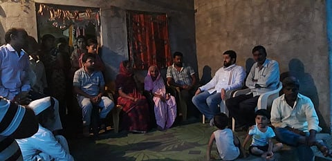 जलालखेडा ः जाने कुटुंबीयांचे सांत्वन करताना सलील देशमुख. 