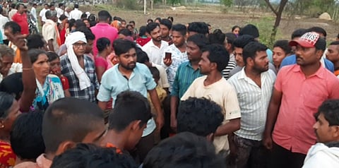 वरठी : भरधाव वाळूच्या ट्रॅक्‍टरने धडक दिल्याने व्यक्तीचा मृत्यू झाल्याने जमावाने घटनास्थळावर एकच गर्दी केली होती.
