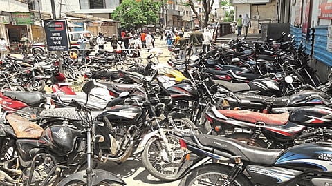 पोलिसांनी जप्त केलेल्या दुचाकी. 