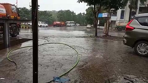 जुनी सांगवीत पावसामुळे शुकशुकाट; रस्त्यावरील नेहमीच्या गर्दीलाही ब्रेक