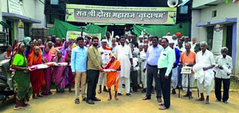 उमरी पठार : श्रीसंत दोला महाराज वृद्घाश्रमातील वृद्धांना कपड्यांचा अहेर करताना पवन खेरडे यांच्यासह उपस्थित शेषराव डोंगरे व जयप्रकाश डोंगरे. 