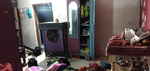  कामठी  :  चोरट्यांनी अस्ताव्यस्त केलेले कपाटातील साहित्य. 