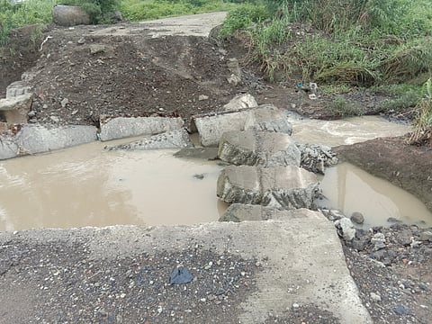 कामठी : हाच तो वाहून गेलेला पूल. 