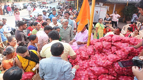 ५० रुपये प्रतिकिलो कांदा क्षणात गायब!