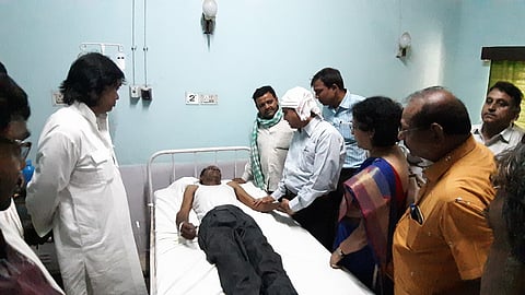 टेकाडी : रुग्णाची भेट घेताना वेकोली अधिकारी. 