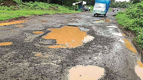 म्‍हसळा : रस्‍त्‍यांवर पडलेले खड्डे 