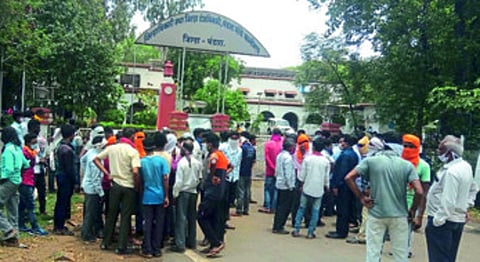 भंडारा : जिल्हाधिकारी कार्यालयासमोर जमलेले कोथुर्णा येथील गावकरी.