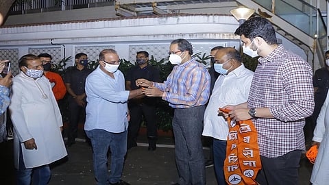 मोठी राजकीय उलथापालथ ! भाजपच्या नेत्याने मुख्यमंत्र्यांच्या उपस्थितीत हातावर बांधलं शिवबंधन, मनसे नेत्याही सेनेत