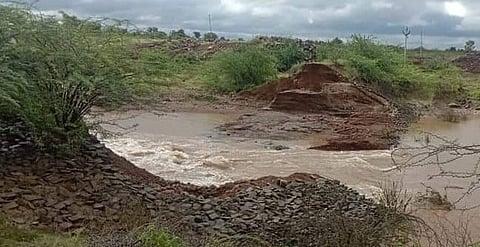 आराखड्याप्रमाणे काम न झाल्यानेच मळद येथील तलाव फुटला