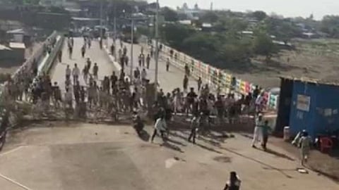 malegaon baricades.jpg