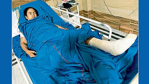 तृणमूल काँग्रेसचे खासदार अभिषेक बॅनर्जी यांनी  ट्विटरवर पोस्ट केलेले पश्‍चिम बंगालच्या मुख्यमंत्री ममता बॅनर्जी यांचे रुग्णालयातील छायाचित्र.