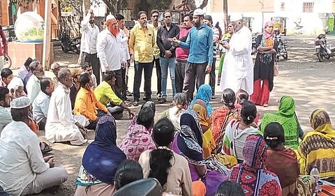 Islampur Mandai migration controversy flares up again; The vendors sit in the municipal premises
