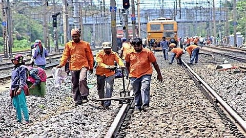 Mumbai Local News: आज पश्चिम रेल्वेवर मेगाब्लॅाक नाही;आंबडेकरी अनुयायांना दिलासा