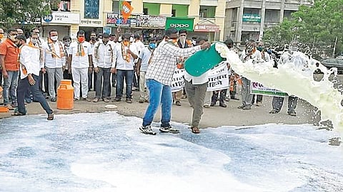 तीन चाकी सरकारचा दूध उत्पादकांकडून धिक्कार, भाजपसह संघटनांचे सातारा जिल्ह्यात आंदाेलन