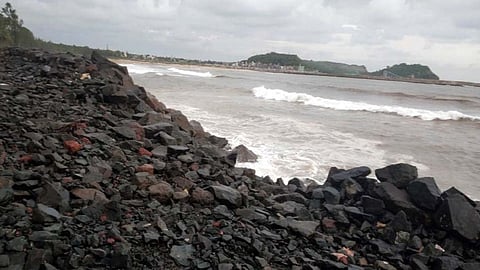 Jakimirya Bhatimirya on the beach wall completed villagers demand that the work be started with funds