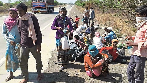 मंठा : लॉकडाउनमुळे महानगरातून गावाकडे जाताना क्षणभर विश्रांतीसाठी थांबलेले मजूर. 