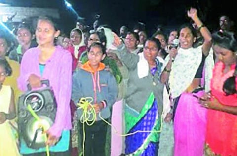 दारोडा : गावातल्या तरुणीला पेटविल्याच्या निषेधार्थ घटनेच्या दिवशी गावकऱ्यांनी काढलेला मोर्चा. 