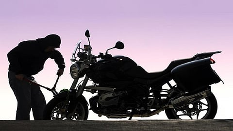 काय सांगता, लाखाची बुलेट अवघ्या पाच हजारांना! 