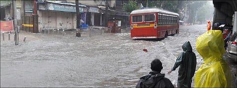 मुंबईला पावसाने झोडपले; ठिकठिकाणी साचले पाणी