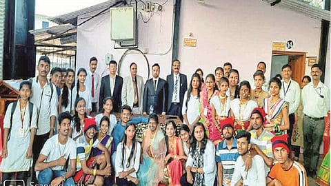 पोलादपूर : मोरे महाविद्यालयातील शिक्षक आणि विद्यार्थी.