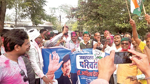 नरखेड ः विजयी जल्लोष करताना कॉंग्रेसचे कार्यकर्तेव उमेदवार.