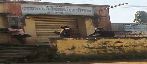 मुरूड (ता. लातूर) : येथील रजिस्ट्री कार्यालय अधिकाऱ्यांच्या प्रतीक्षेत कधीकधी दुपारपर्यंत बंदच असते. 