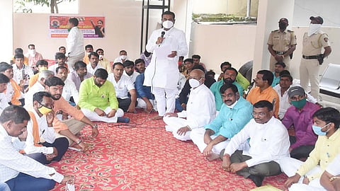 नांदेड - स्वाभिमानी संभाजी बिग्रेड व सकल मराठा समाजातर्फे बुधवारी खासदार प्रताप पाटील चिखलीकर यांच्या निवासस्थानासमोर जागर आंदोलन करण्यात आले. 