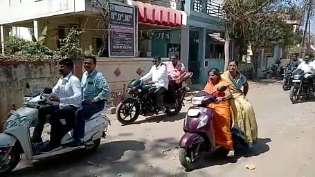 अरेच्चा... खराब रस्ते दाखविण्यासाठी..चक्क महापौरांना चालवावी लागली दुचाकी ! 