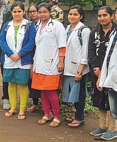 सांगली आणि कोल्हापूर पूरग्रस्त भागांत या पाच डॉक्‍टर मुलींनी सर्वांचा विरोध झुगारून पूरग्रस्तांची रात्रंदिवस सेवा केली आहे