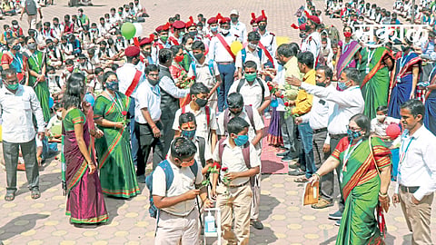 शाळांची घंटा घणघणली; शहरातील पाचवी ते आठवीच्या विद्यार्थ्यांचे गुलाबपुष्प देऊन स्वागत 