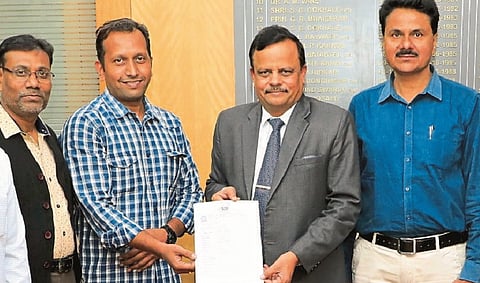 औरंगाबाद : संशोधक विद्यार्थी विनय लोमटे यांना ऑनलाईन पावती देताना कुलगुरु डॉ. प्रमोद येवले आदी. 