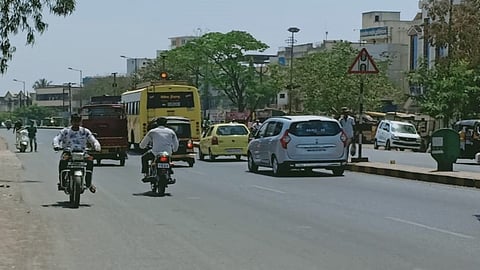 पुणे-नाशिक महामार्गावरील 'ही' धोकादायक वाहतूक थांबणार का? स्थानिक रहिवाशांचा सवाल 