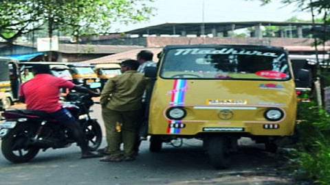 रिक्षा प्रचारात; प्रवाशांची धावाधाव