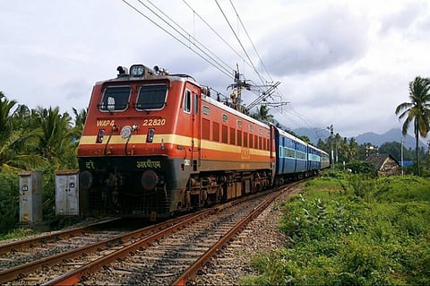 Kharra on the train, the rampant sale of food