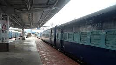 ​मुसळधार पावसामुळे रेल्वे वाहतुकीला फटका; अनेक गाड्या रद्द