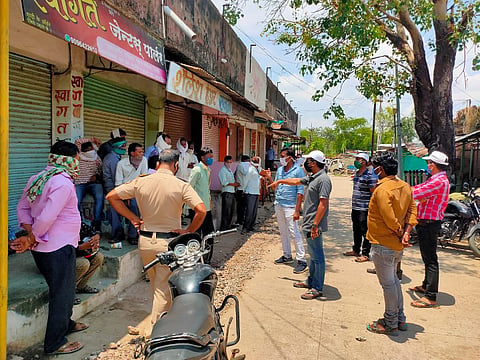 रामटेक  : इमारतीच्या छतावरील "ओपन बार'वर छापा टाकाताना पोलिस. 